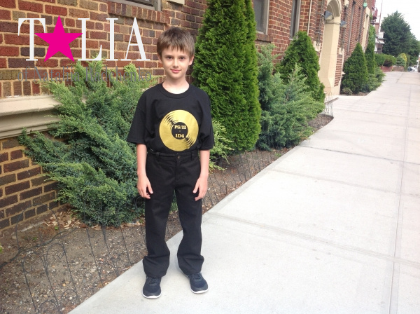 Форма для выступления с названием концерта MOTOWN, пластинкой и саксофоном.